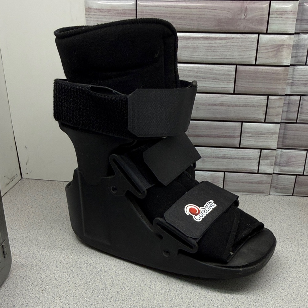 Core Line Medical Walking Boot Size Medium I. Excellent condition